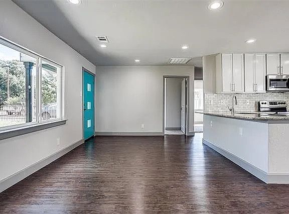 4th image of 2930 Poinsettia Dr