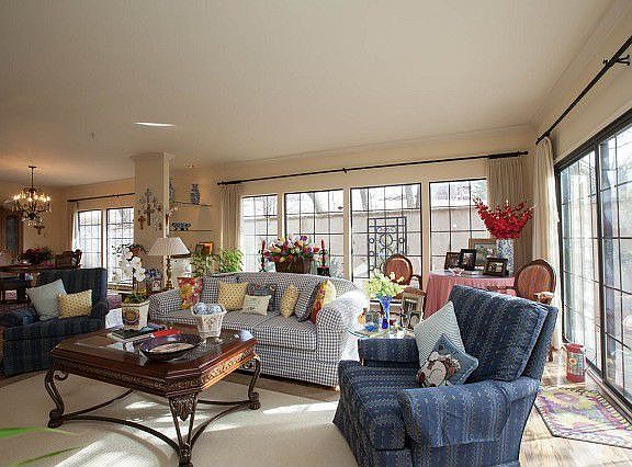 Living room - light and bright