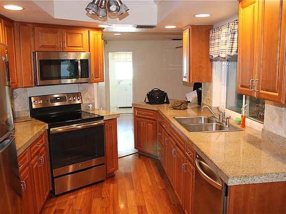 5th image of 1050 Wexford Leas Blvd