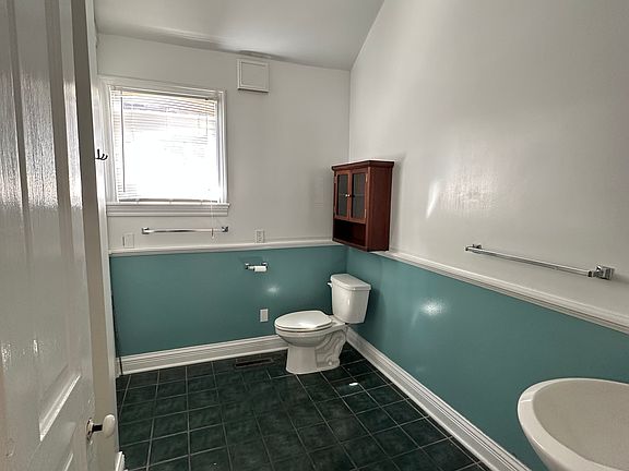 3rd image of 829 W Lovell St