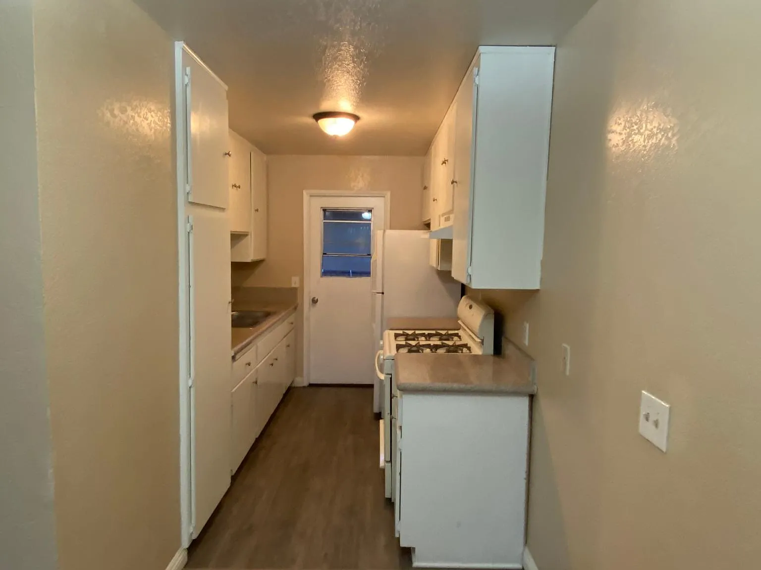 2 bed, 750 sqft, $2,100 — Photo 3