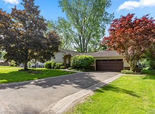 1557 Knob Hill St, Commerce Township, MI 48382
