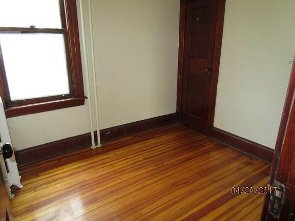5th image of 11 Putnam St