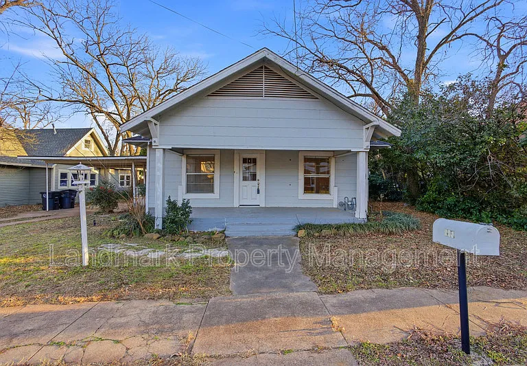 405 College St — Photo 2