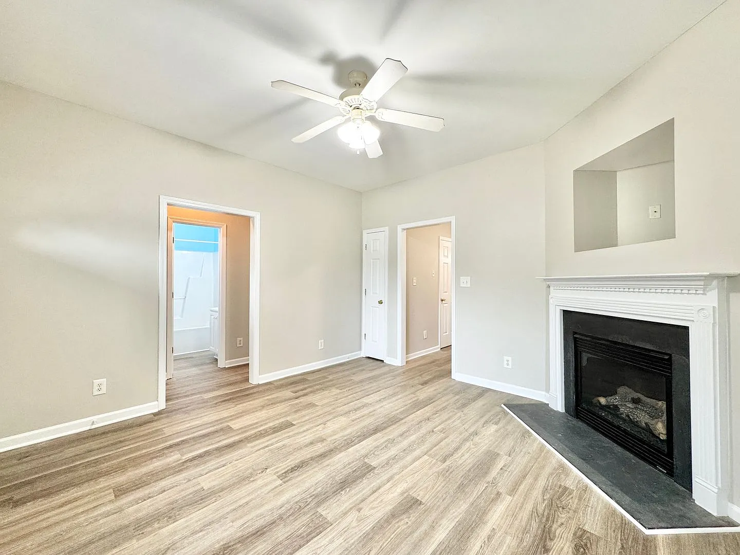 4 Bedroom Convenient to Revolution Mills — Photo 4