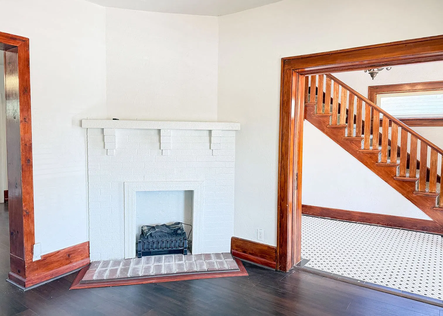1920s Home with Vintage Charm — Photo 1