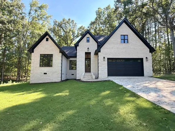 25 Crescent Dr, Selmer, TN 38375