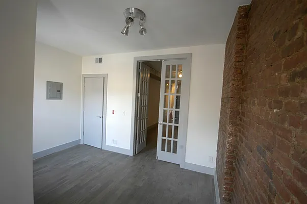 Rented by Realty Advisors Group | media 18