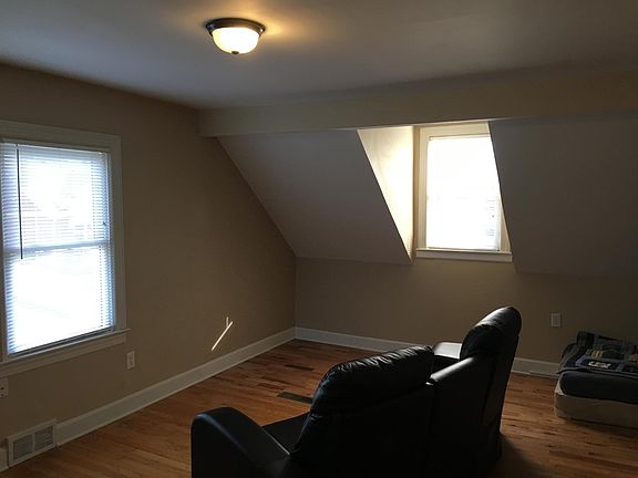 2nd image of 901 Oak Hill Dr #2
