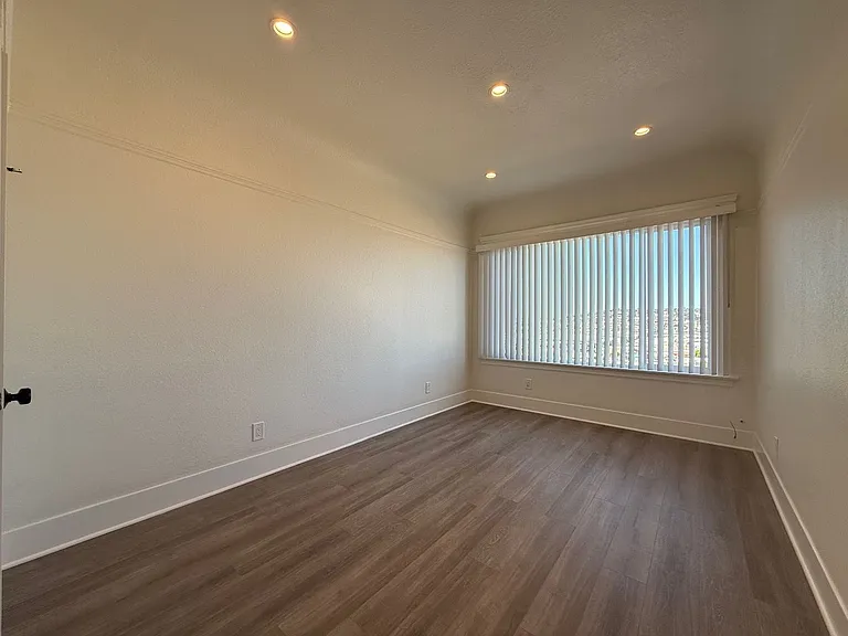 1052 Jamestown Ave — Photo 7