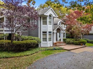 10 E Gate Ln, Setauket, NY 11733