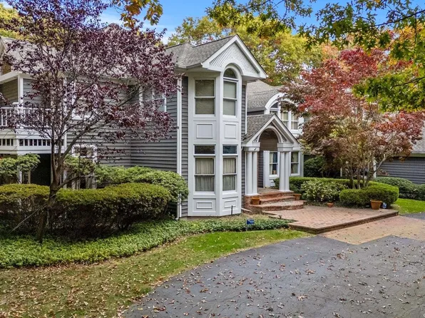 10 E Gate Lane, Setauket, NY 11733