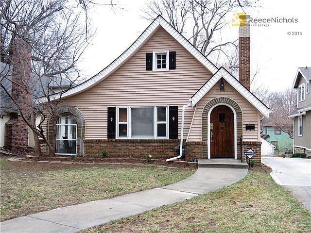 Prime location on this ADORABLE Waldo bungalow!