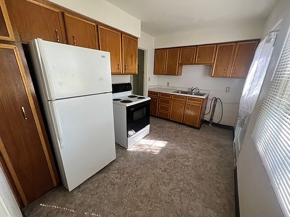 Kitchen with Range, Refrigerator, Washer hookup
