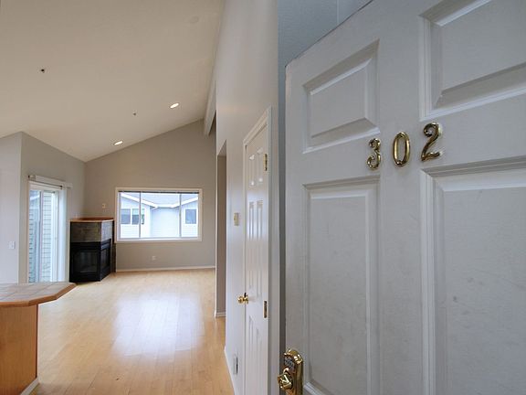 3rd image of 434 NE Maple Leaf Pl Unit 302
