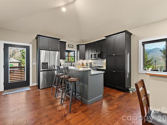 4th image of 47 Winghaven Hts
