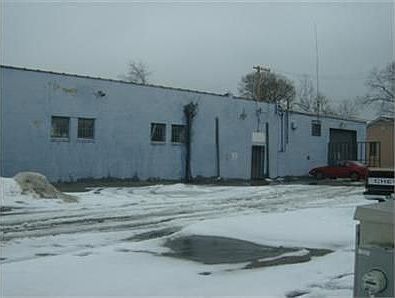 2nd image of 930 W 3rd St