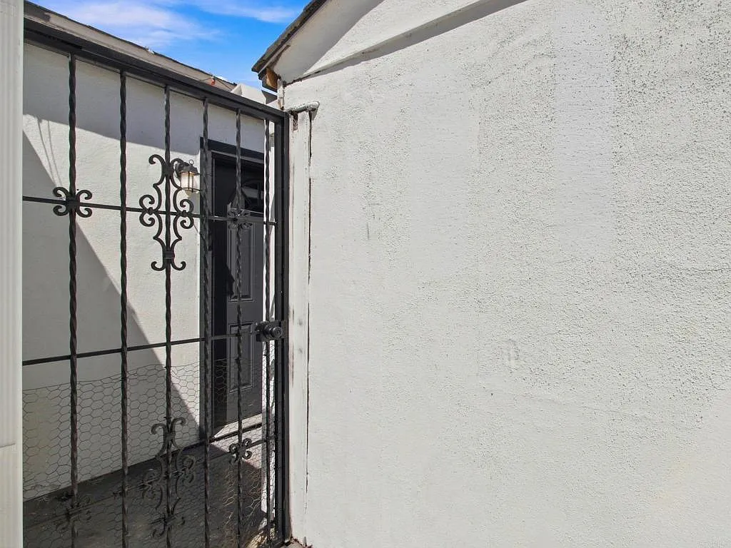 2 bed, 700 sqft, $2,200 — Photo 2