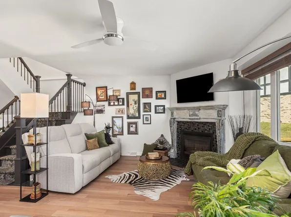 5335 South Sutton PLACE, Greenfield, WI 53221