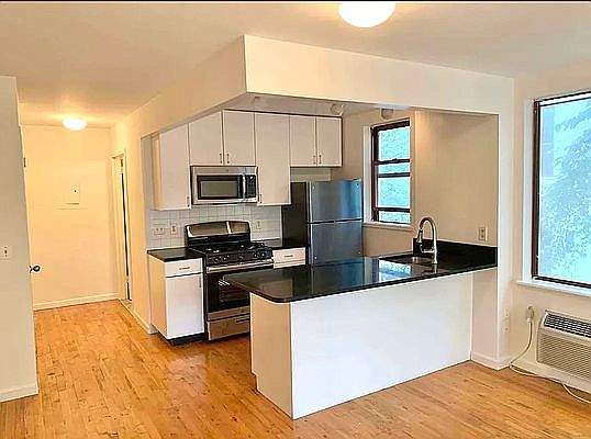 4th image of 190 E 7th St APT 503