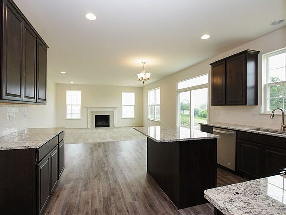 4th image of 921 Marion Dr