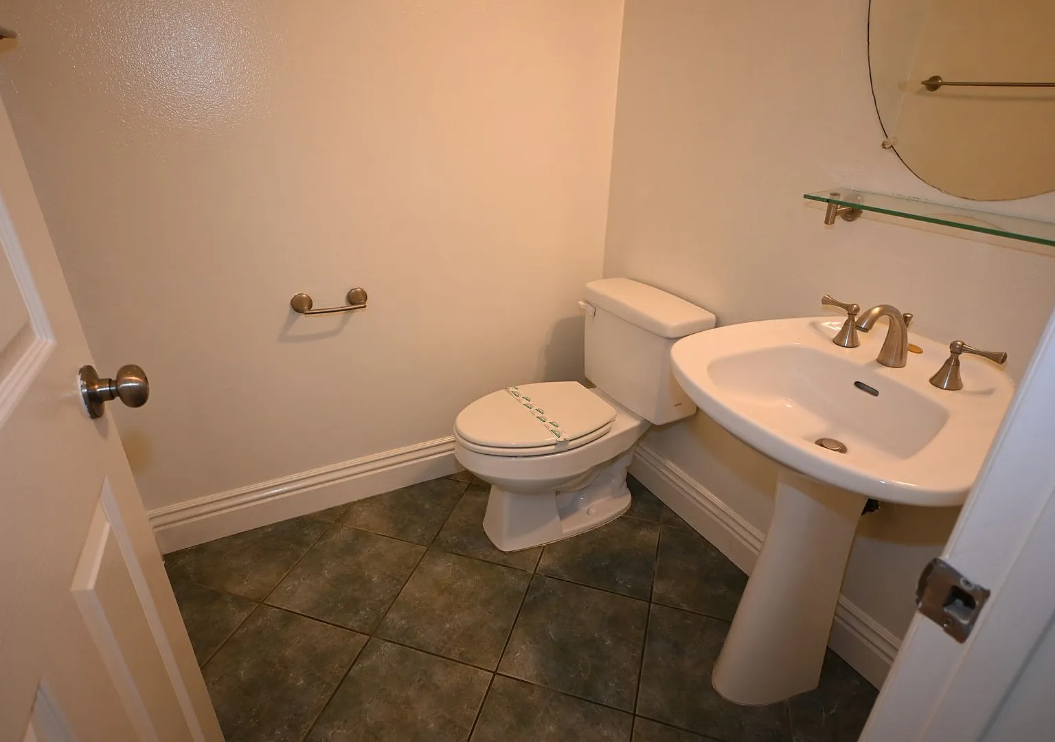 Stunning West Irvine 2 story 4 bedroom 2.5 bath Single Family Home — Photo 4