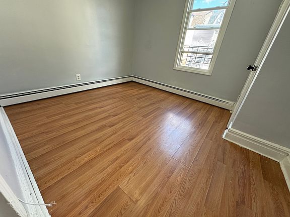 5th image of 306 Woodside Ave Floor 2