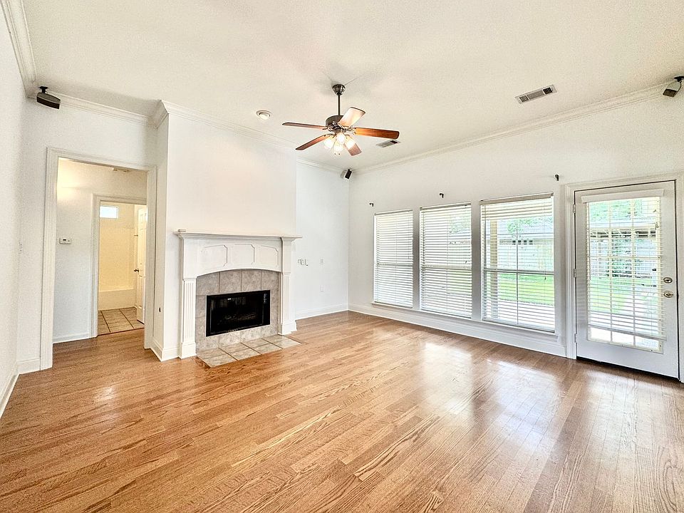 1st image of 413 Lake Worth Dr