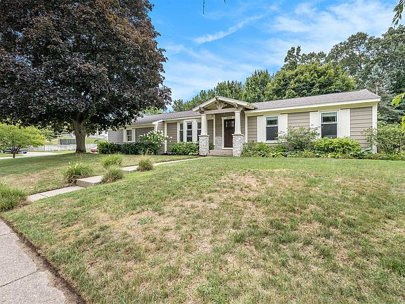 3rd image of 2868 Manitou Dr NE