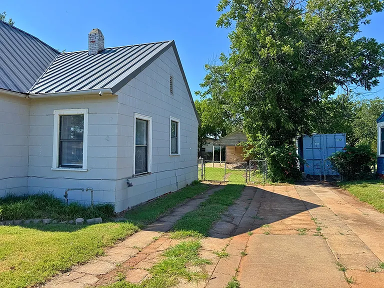 2137 Avenue J — Photo 2