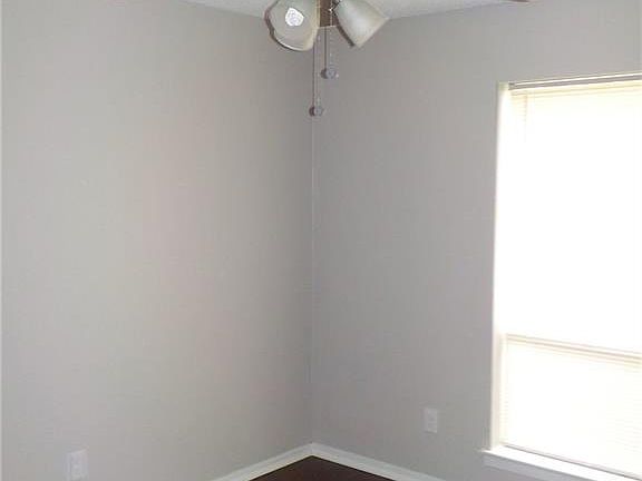 4th image of 14915 Oakwood Ln