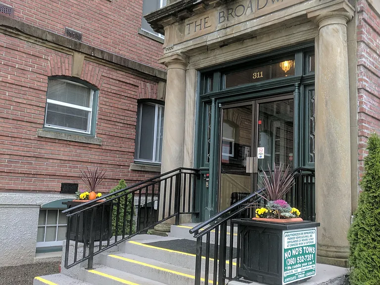 311 N Broadway St — Photo 18