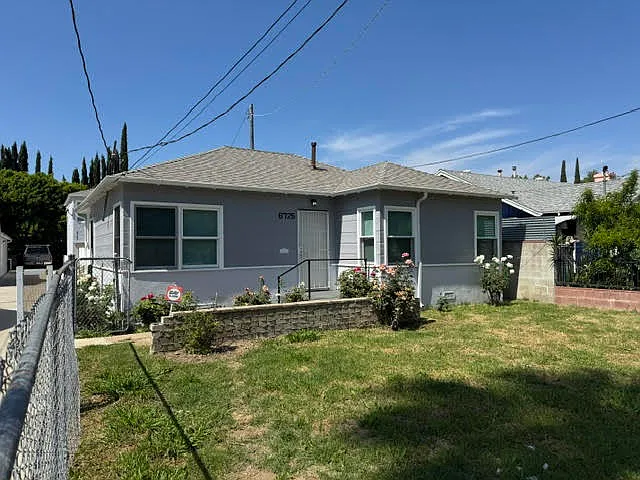6725 Tyrone Ave — Photo 1