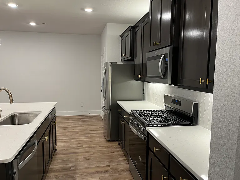 612 Laurel Ln — Photo 6