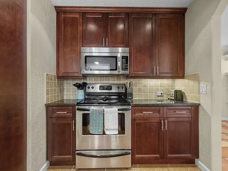 991 SE Walters Ter — Photo 7