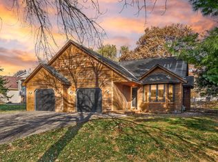 1516 Rushmore Dr, Burnsville, MN 55306