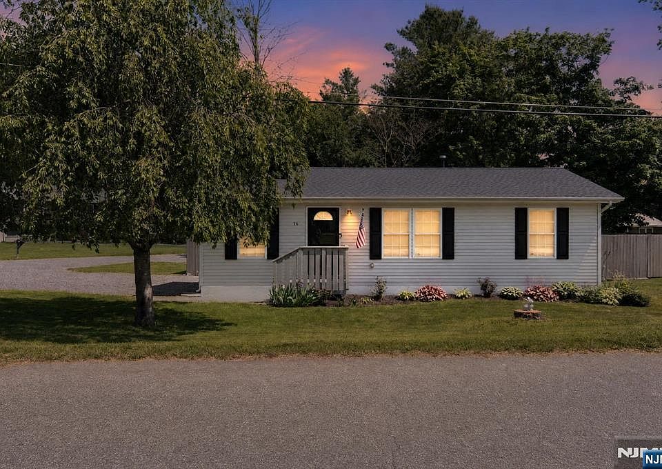 1st image of 16 Clover Ln S
