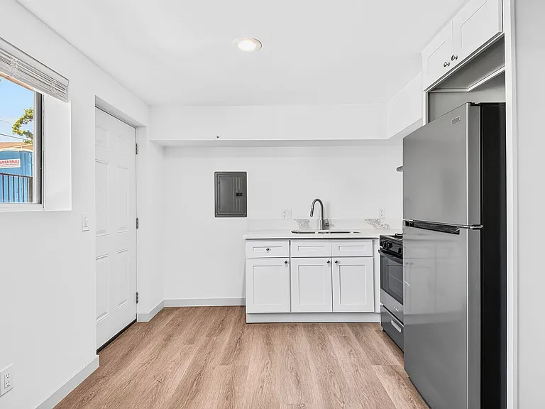 1121 Daisy Avenue — Photo 8