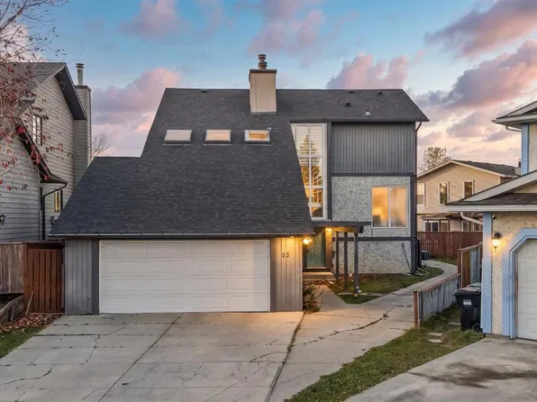 32 SE Castleglen Ct NE, Calgary, AB T3J 2B8
