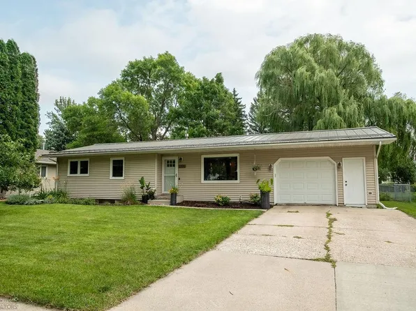 2706 12th St S, Fargo, ND 58103