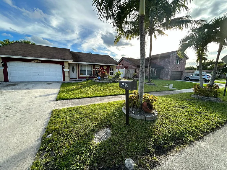 7526 SW 7th Ct — Photo 13
