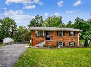 608 E Roanoke Rd, Sterling, VA 20164