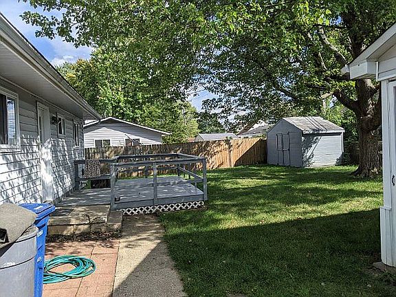 3rd image of 1234 Carrousel Dr E
