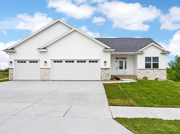 7500 Country Ridge Dr NW, Cedar Rapids, IA 52405