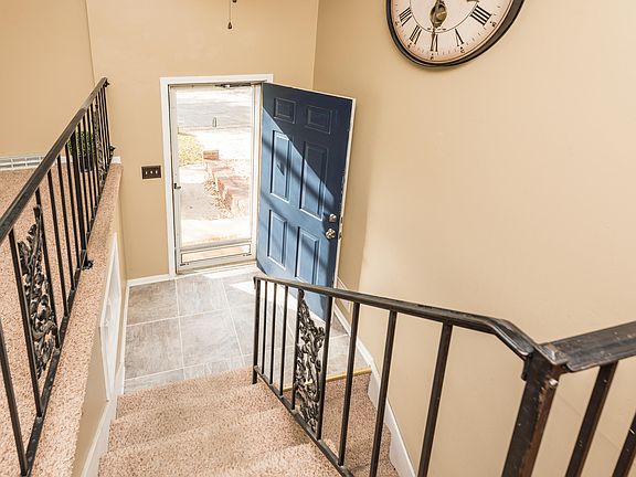 3rd image of 121 Valley View Dr