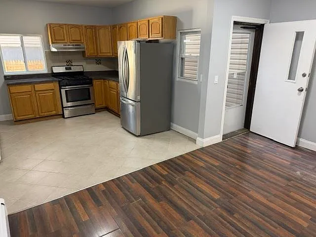 2 bed, 1.0 bath, $2,500 — Photo 3