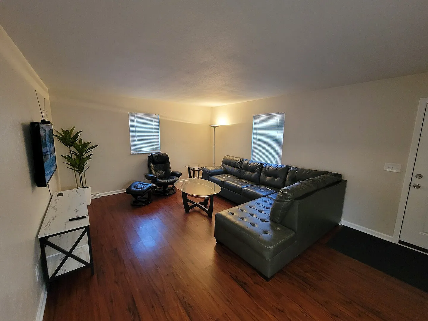 Freshly Remodeled Lower Unit..Great Location — Photo 2