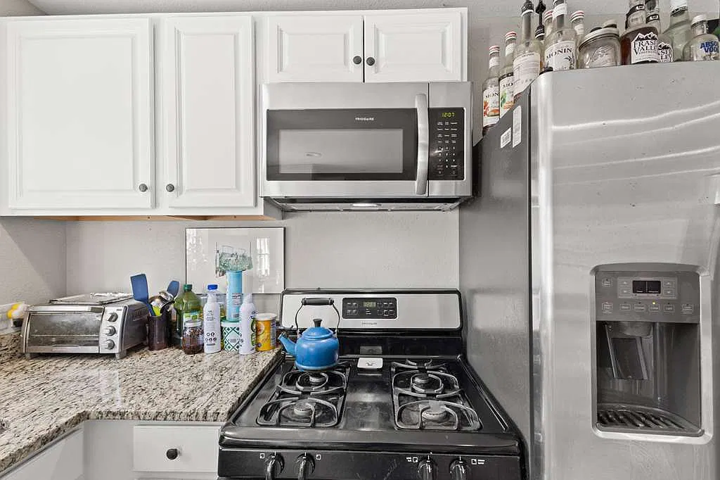 3 bed, 936 sqft, $2,625 — Photo 2