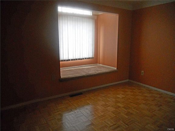 4th image of 102 Braintree Dr