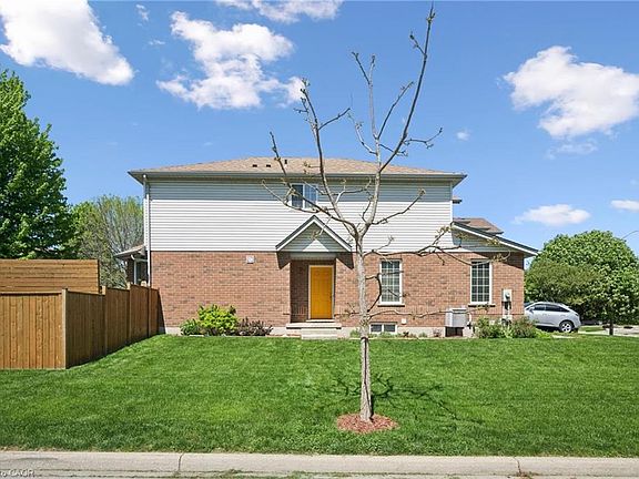 4th image of 371 University Downs Cres